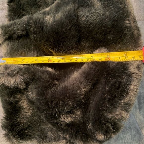 Luxurious Black Faux Fur Shoulder/Crossbody Bag - Picture 5 of 6